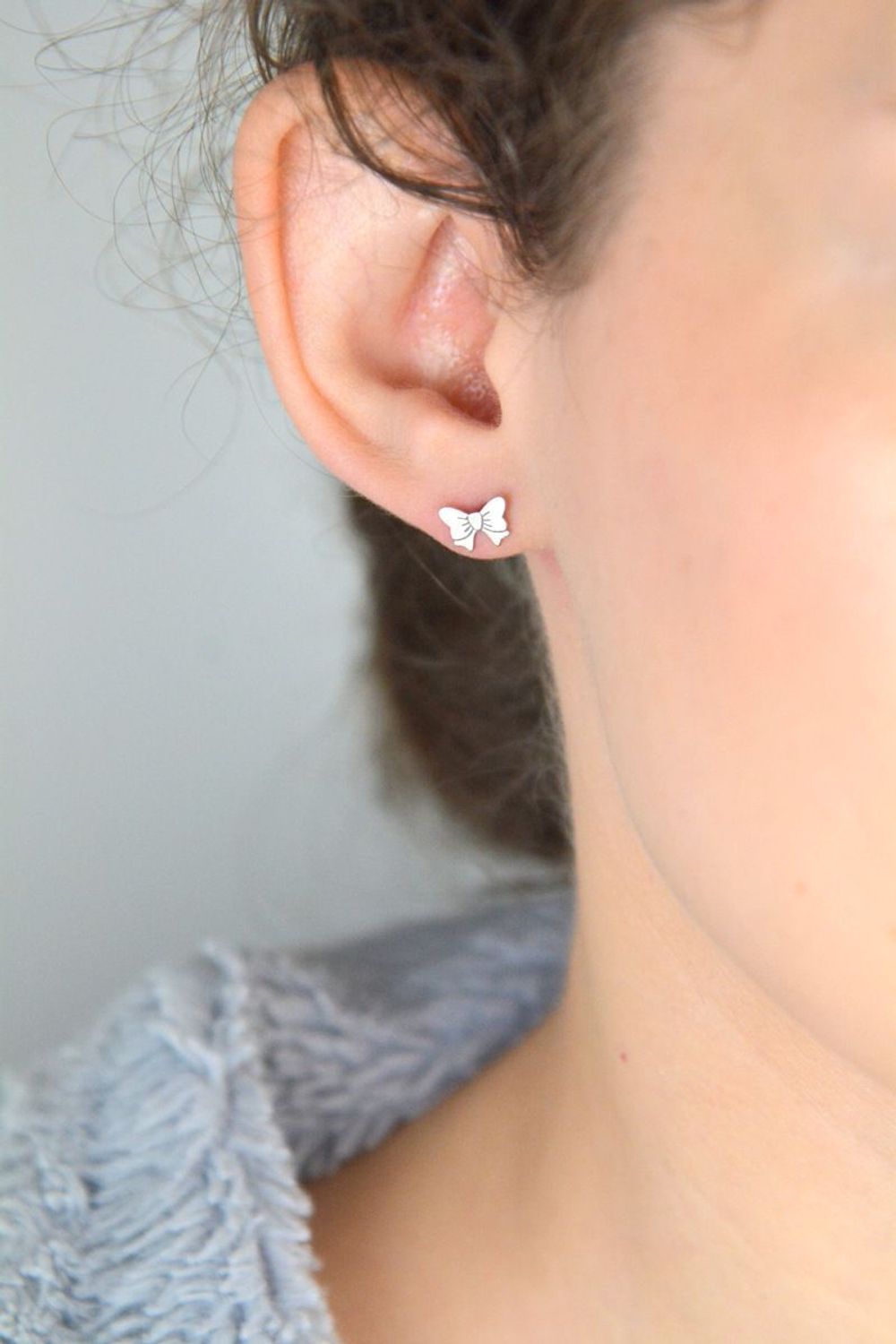 Kolczyki srebrne kokardki próba 925, OR RM93 018 Kolczyki srebrne w kształcie kokardek (model OR RM93 018) to elegancki i subtelny dodatek, który doskonale podkreśli każdą stylizację.1.jpg